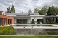 Extérieur de maison moderne avec piscines naturelles