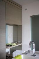 Salle de bain moderne avec meuble vasque