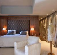 Chambre moderne avec rideaux dorés