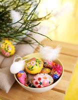 Oeufs de Pâques dans un bol