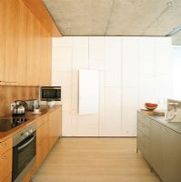 Cuisine moderne avec un mur d'armoires cachées