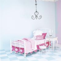 Chambre d'enfants avec lit et lustre