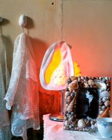 Cadre photo et lampe électrique avec des vêtements accrochés au mur