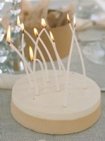 Des bougies allumées dans un gâteau