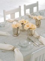 Table à manger avec vase à fleurs et serviettes