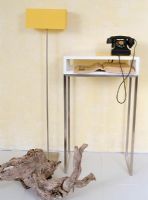 Petite table avec un téléphone à cadran vintage et un répertoire avec du bois flotté