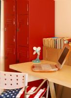 Chambre pour enfants avec ordinateur portable sur le bureau et rangement dans les casiers scolaires
