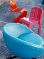 Trois chaises colorées