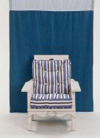 Chaise à rayures bleues et blanches sur fond bleu