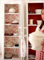 Vaisselle en étagère avec une femme tenant un bol