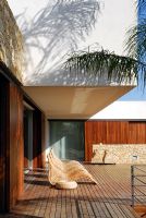 Terrasse moderne avec chaises longues