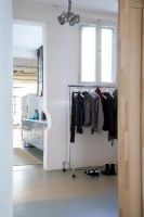 Tringle à vêtements dans un couloir industriel moderne