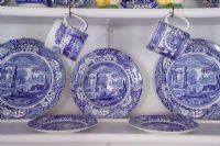Vaisselle bleue exposée