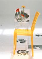 Deux chaises transparentes avec des fleurs