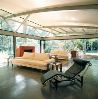 Grand salon moderne avec méridienne Le Corbusier