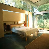 Chambre minimale avec un lit double