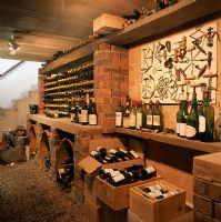 Vue des bouteilles de vin et des caisses dans la cave à vin