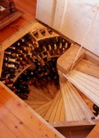 Escalier en colimaçon menant à la cave à vin