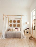 Chambre moderne avec lit et baldaquin