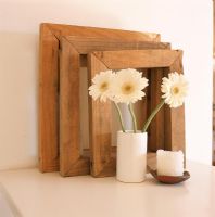 Cadres en bois avec des fleurs dans un vase