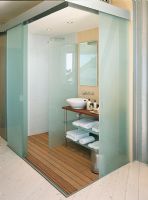 Salle de bain avec lavabo et cabine de douche