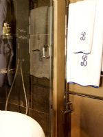 Détail de porte-serviettes et douche dans la salle de bain moderne