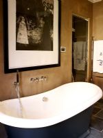 Baignoire dans une salle de bain moderne