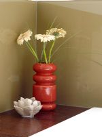Gerberas dans un vase dans une salle de bain moderne