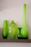 Vases verts sur étagère