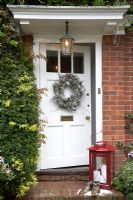 Porte d'entrée décorée pour Noël