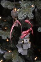 Décorations de Noël sur l'arbre