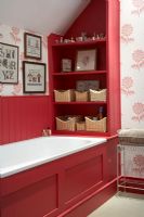 Salle de bain rouge style campagnard