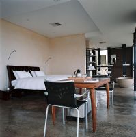 Une chambre contemporaine avec une table en bois