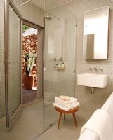 Une salle de bain contemporaine avec douche en verre