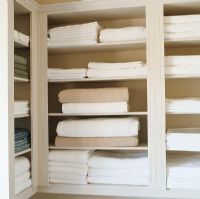 Pile de serviettes sur une étagère