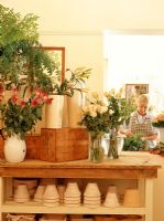 Femme, arrangement, fleurs, vase