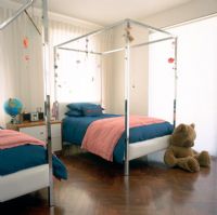 Chambre d'enfants avec deux lits à baldaquin
