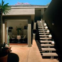 Un jardin patio contemporain avec des plantes vertes dans les escaliers