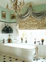 Salle de bain traditionnelle avec baignoire à côté de la fenêtre