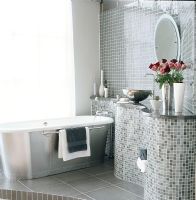 Salle de bain moderne avec des couleurs argent et gris