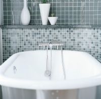 Salle de bain moderne avec des couleurs argent et gris