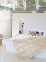 Vue d'une chambre moderne avec un lit double