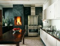 Cuisine moderne avec cheminée et murs de tableau noir
