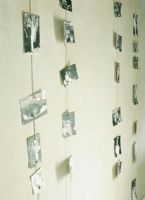 Photographies accrochées à un mur