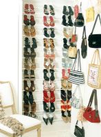 Chaussures, dans, étagère, et, sacs provisions, accrocher dessus, mur