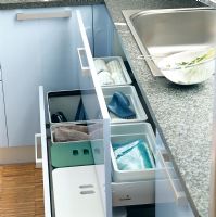 Vue du comptoir de la cuisine avec tiroir ouvert et évier