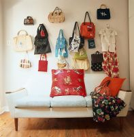 Collection de sacs sur un mur