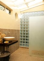 Une salle de bain carrelée contemporaine