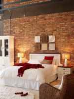Chambre de luxe avec mur de briques