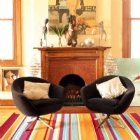 Tapis coloré avec deux chaises vintage et cheminée